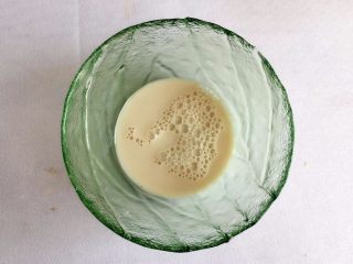 2、全麦面包,干酵母用20g温水融化