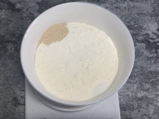 1、吐司,面粉+酵母+盐   盐和酵母对角放