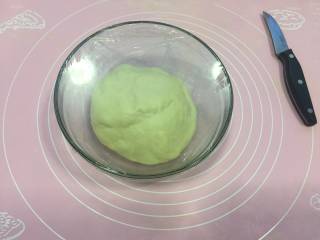 13、吐司,盖上保鲜膜  用小刀扎几个小孔