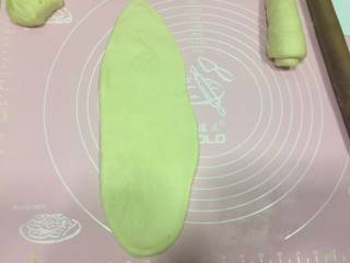 17、吐司,分割一下  一次擀卷  