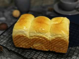 23、吐司,出炉  侧身晾凉    