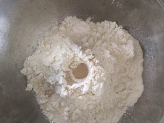 1、小鸟馒头,盆里称好面粉，加入糖盐，中间挖个孔倒入酵母。