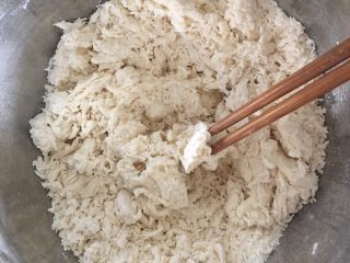 2、小鸟馒头,倒入水，水最好不要一下子倒进去，慢慢倒慢慢用筷子搅拌，搅拌成絮状无明显干粉即可！