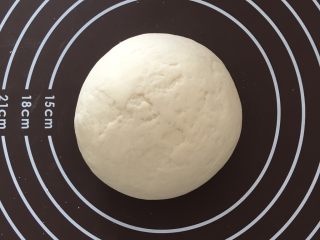 3、小鸟馒头,和成面团，放到盆里盖上保鲜膜发酵！