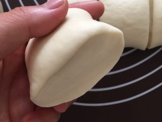 6、小鸟馒头,揉好的面团搓成条状，用刀切成十份，切好的面团刀切面要光滑无大气孔！