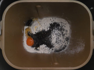 1、麻叶,将所有材料倒入面包机内，选择和面按钮，水最好在面团一边搅拌的时候一边加进去。根据面粉吸水情况酌情添加