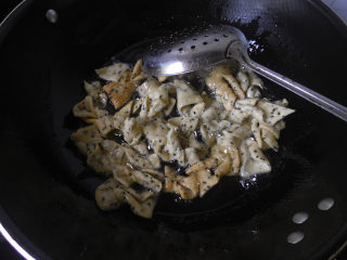 8、麻叶,锅里的油烧6成热的时候，转中火，在将麻叶下锅。（锅子小的话，最好分批炸）