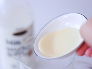 2、承味延世牛奶芒果布丁,加入炼乳