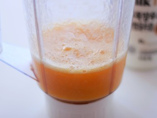 5、承味延世牛奶芒果布丁,芒果去皮去核切小块，放入料理机中打成果泥