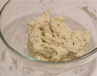 1、奶酪包,用刮刀拌匀