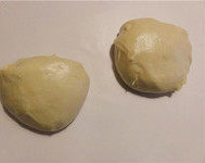 3、奶酪包,醒发好的面团直接等分为两份