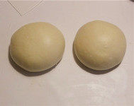 4、奶酪包,将其滚圆