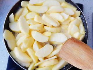 10、自制苹果果酱，美味放心无添加剂,把不粘锅放在燃气灶上，大火烧开无需加水