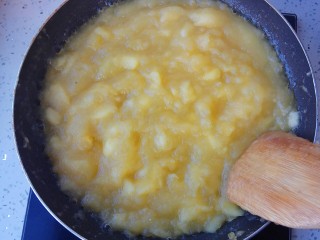 16、自制苹果果酱，美味放心无添加剂,再倒入锅中，小火慢慢熬