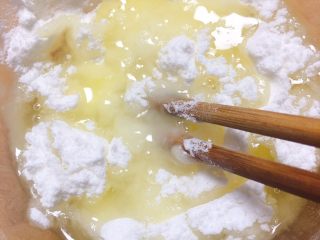 2、宝宝零食系列～咖啡豆饼干,糖粉倒入玉米油中搅拌均匀