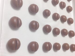 7、宝宝零食系列～咖啡豆饼干,然后称出3克一小团搓圆，再用刮板在中间按压出口子，做成咖啡豆形状。