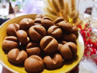 9、宝宝零食系列～咖啡豆饼干,出烤箱以后的咖啡豆饼干需要放凉，放凉以后更香脆可口哦。