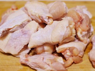 1、棒棒糖烤鸡翅根(新奥尔良口味),鸡翅根洗净。