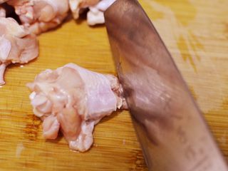 2、棒棒糖烤鸡翅根(新奥尔良口味),翅根的一头,用刀切一圈,把骨肉分离。