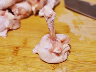 3、棒棒糖烤鸡翅根(新奥尔良口味),顺着骨头往下捋到最底部。