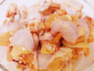 4、棒棒糖烤鸡翅根(新奥尔良口味),全部鸡翅根处理好放入容器中。