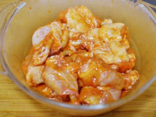 6、棒棒糖烤鸡翅根(新奥尔良口味),充分抓均。