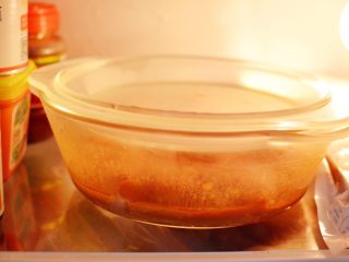 7、棒棒糖烤鸡翅根(新奥尔良口味),放入冰箱冷藏过夜。