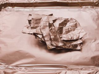 8、棒棒糖烤鸡翅根(新奥尔良口味),次日,准备烤盘,铺上锡纸。另外剪一些正方形的小块锡纸。