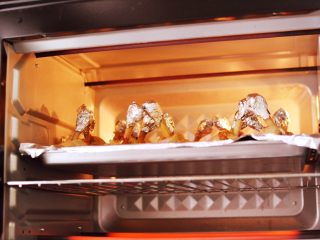 10、棒棒糖烤鸡翅根(新奥尔良口味),烤箱220℃上下火烤20分钟。