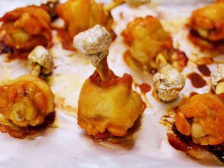 12、棒棒糖烤鸡翅根(新奥尔良口味),取出烤好的鸡翅。