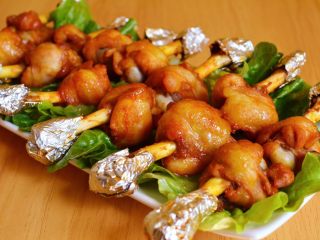 13、棒棒糖烤鸡翅根(新奥尔良口味),摆盘即可。