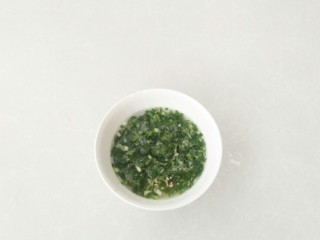 4、早餐生煎包,葱,姜切成碎末,放入半碗清水寖泡。