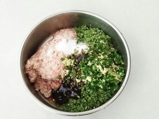 5、早餐生煎包,猪肉剁细和豆角剁成碎末所有的调料放入料汁盆中。