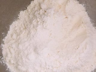 1、牛奶软包,面粉放入厨师机中