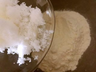 2、牛奶软包,倒入白糖