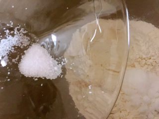 3、牛奶软包,倒入盐