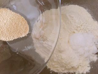 4、牛奶软包,倒入酵母