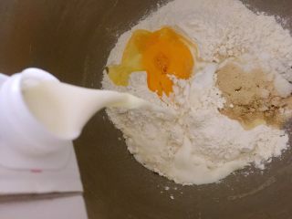 5、牛奶软包,放入蛋液及牛奶