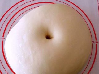 7、牛奶软包,面团发好后用手指在面团上戳一个洞洞口不回缩说明面发好