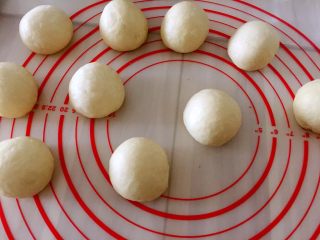 9、牛奶软包,380g的面团分成10等份揉圆