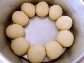 10、牛奶软包,放入八寸活底蛋糕模具里（模具里事先涂上黄油）