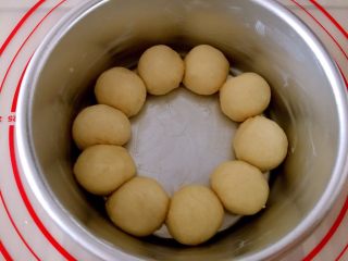 12、牛奶软包,揉圆放入六寸磨具里（磨具里事先涂上黄油）