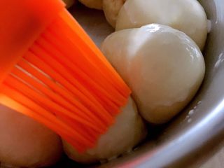 15、牛奶软包,刷上一层牛奶