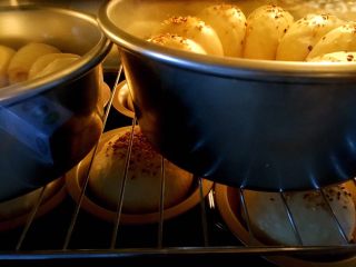 18、牛奶软包,上色满意后盖上锡纸以防烤糊