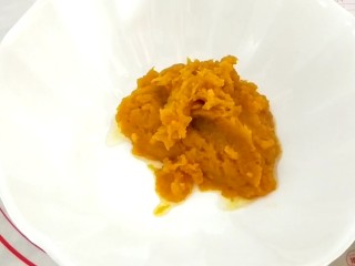 2、脆皮南瓜饼,南瓜加白糖用勺子压呢