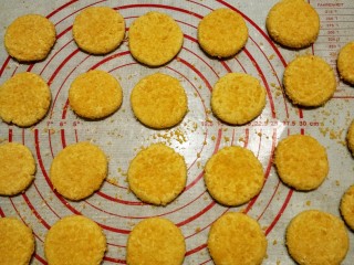 8、脆皮南瓜饼,全部做好的南瓜饼，多的部分装入保鲜袋冷冻保存。