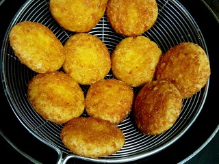 11、脆皮南瓜饼,两面金黄色，南瓜饼有点微鼓时捞出控油