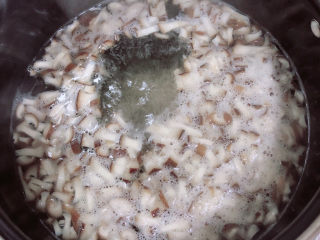 3、香酥牛肉饼,锅中烧开水，放入香菇焯一下，烧开后即可捞出。