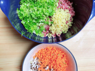 5、香酥牛肉饼,蔬菜、葱姜切末，放入肉馅大碗中。