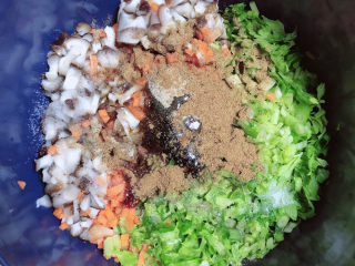 6、香酥牛肉饼,放入调料，盐、生抽、蚝油、白胡椒粉、十三香、花椒大料油、蛋清一个。